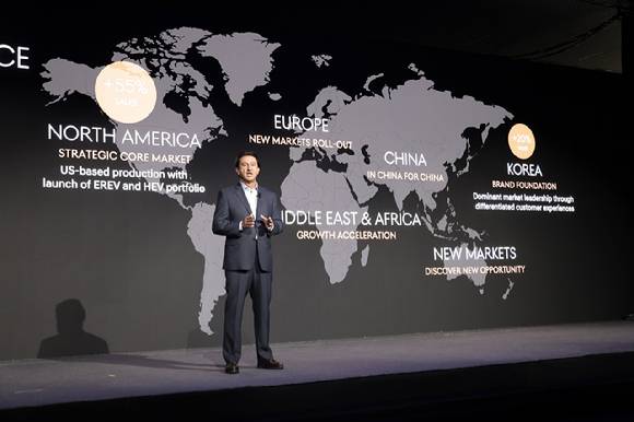 호세 무뇨스 현대자동차 대표이사(CEO) 사장이 18일(현지시간) 미국 뉴욕 맨해튼  '더 셰드(The Shed)'에서 열린 '2025 현대차 CEO 인베스터 데이'에서 발표하고 있다. [사진=현대자동차]