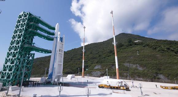 누리호가 4차 발사를 앞두고 발사전 사전점검(WDR)을 위해 나로우주센터 제2발사대에 기립해 있다. [사진=우주청]