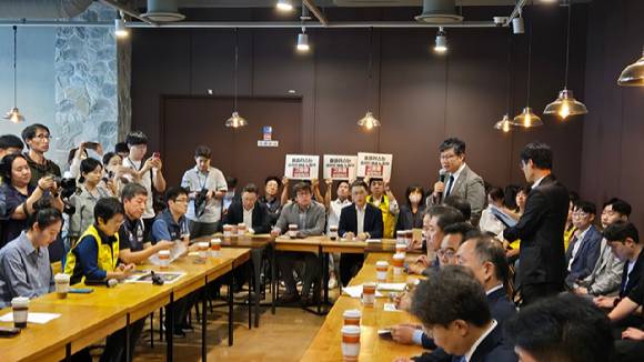 19일 서울 홈플러스 강서점에서 'MBK 홈플러스 사태 해결 TF'가 간담회를 진행하고 있다. [사진=진광찬 기자]