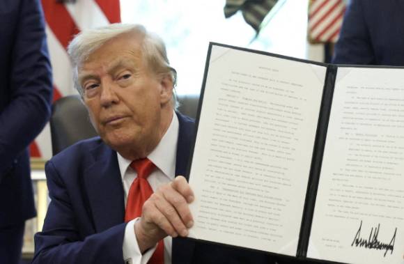 도널드 트럼프 미국 대통령이 지난 8월 25일(현지시간) 행정명령에 서명한 후 취재진 촬영에 응하고 있다. [사진=연합뉴스]