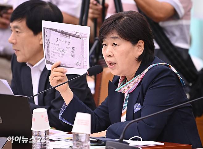 서영교 더불어민주당 의원이 10일 서울 여의도 국회에서 열린 법제사법위원회 전체회의에서 검찰에서 유실된 관봉권 띠지 사진과 관봉권 자료 사진을 들고 검찰 개혁 입법청문회 개최의 필요성을 발언하고 있다. [사진=곽영래 기자]