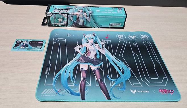 에이수스 TUF 게이밍 P1 마우스패드 하츠네 미쿠 에디션의 패키지 구성 / 출처=IT동아