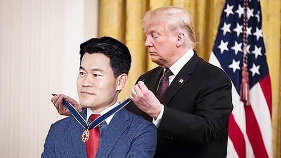 유튜버 전한길(본명 전유관) 씨가 도널드 트럼프 미국 대통령으로부터 훈장을 받는 합성 사진 (사진 ,SNS 갈무리)