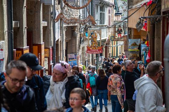 프랑스 노르망디 지방의 몽생미셸은 예부터 유명한 가톨릭 순례지이자 관광지였다. 인파 북적이는 마을 골목.