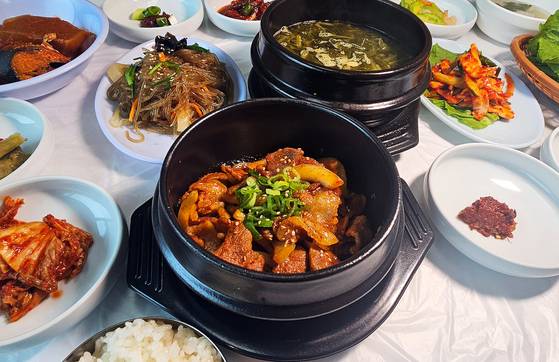 영암 백반집 ‘대양회관’의 상차림. 2인 2만8000원짜리 밥상에 반찬이 21가지나 올라온다.