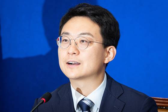 더불어민주당 평당원 최고위원으로 선출된 박지원 최고위원이 19일 서울 여의도 국회에서 열린 최고위원회의에서 모두 발언을 하고 있다. 뉴스1