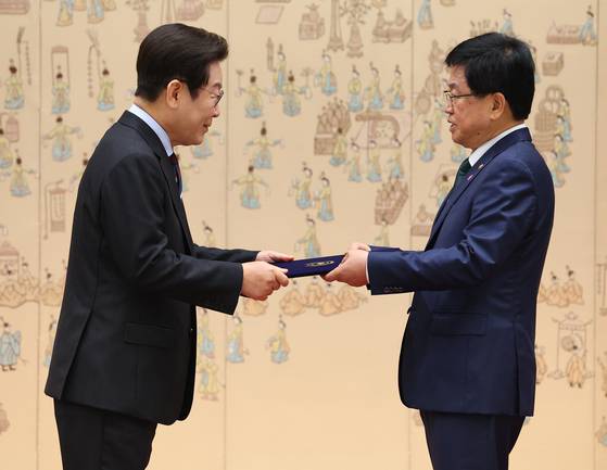 이재명 대통령이 지난 15일 최교진 사회부총리 겸 교육부 장관에게 임명장을 수여하고 있다. 연합뉴스