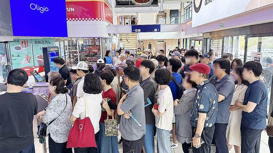 18일 서울 송파구 잠실선착장에서 시민들이 한강버스를 기다리고 있다. 문희철 기자