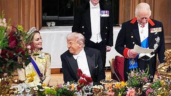 케이트 왕세자빈(맨왼쪽)과 마주보며 웃고 있는 트럼프 대통령. 로이터=연합뉴스