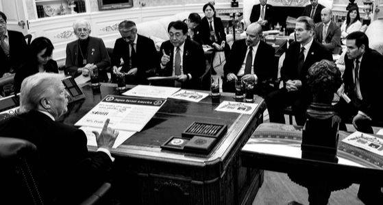 지난 7월 22일(현지시간) 미국 워싱턴DC 백악관에서 열린 미일 관세협상 장면. 도널드 트럼프 미국 대통령 자리에 숫자가 적힌 판이 놓여있다. 일본 대표로 협상에 참석한 아카자와 료세이 경제재생담당상이 트럼프 대통령 맞은편에 앉아있다. 백악관 부비서실장 엑스(X) 캡처