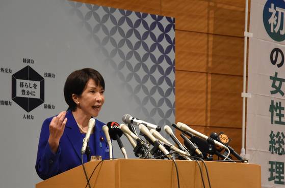 다카이치 사나에 전 경제안보담당상이 19일 일본 국회에서 자민당 총재 선거 출마회견을 하고 있다.오누키 도모코 특파원