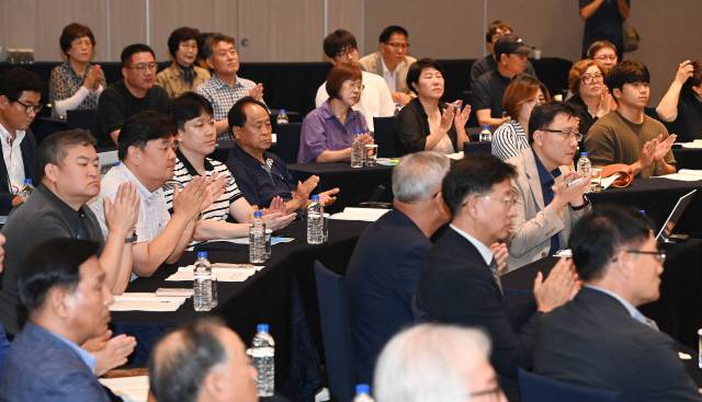 ▲ 17일 동해 현진관광호텔에서 열린 삼척∼강릉 고속화와 철도 관광 활성화 전략 강원철도 르네상스 순회 원탁토론회장에 많은 시민들이 찾아 주제발표 내용에 진지한 표정으로 박수를 치고 있다.  방도겸 기자