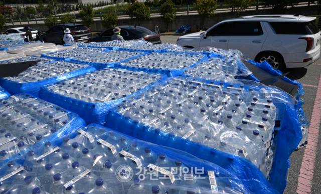 ▲ 강릉지역이 극심한 가뭄을 겪고 있는 가운데 6일 강릉스피드스케이트장 주차장에서 시민들이 드라이브스루로 생수를 받고 있다 . 김정호 기자