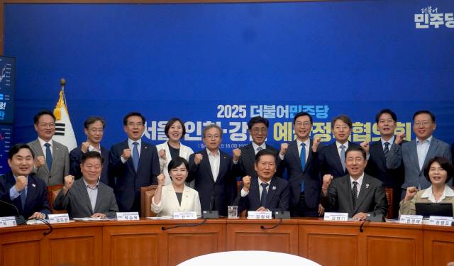 ▲ 더불어민주당 서울·인천·강원 예산정책협의회가 18일  국회 당대표실에서 정청래 대표, 김병기 원내대표, 전현희 최고위원, 한정애 정책위의장, 한병도 예결위원장, 김도균 도당위원장과 송기헌(원주 을)·허영(춘천·철원·화천·양구 갑) 국회의원 등이 참석한 가운데 열렸다. 김여진 기자