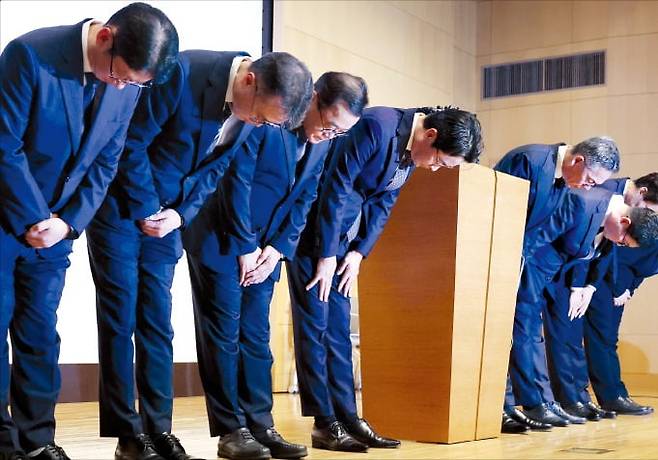 < 고개숙인 롯데카드 경영진 > 조좌진 롯데카드 대표(왼쪽 네 번째)와 ﻿경영진이 18일 고객 개인정보 유출 사태에 대해 고개 숙여 사과하고 있다.  /김범준 기자