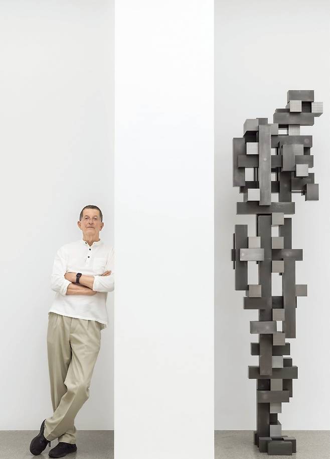 앤터니 곰리가 화이트큐브에 전시된 ‘BIG SLEW’(2024) 옆에 서 있다. /화이트큐브 제공