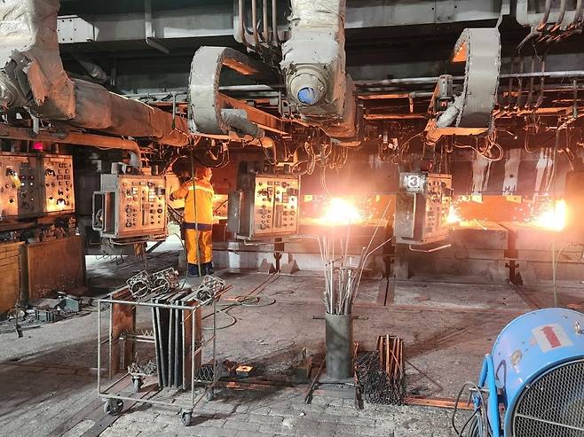동국제강 포항 철강공장 제강 공정 라인에서 한 근로자가 작업을 하고 있다. 포항=성상훈 기자