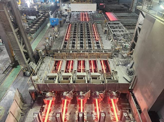 사진설명= 동국제강 포항제철소 공장 내부의 제강 라인 스트랜드 공정. 형강 완제품을 만들기 위한 전단계 중 하나다. 포항=성상훈 기자