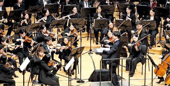 지난 18일 서울 롯데콘서트홀에서 한경아르떼필하모닉 ‘더클래식2025 시리즈6: 클래식 인 무비’ 공연이 열리고 있다.  /문경덕 기자