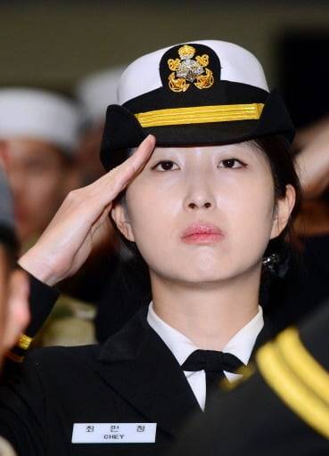 최태원 SK그룹 회장의 차녀 최민정 씨가 2015년 해군작전사령부 부산기지에서 열린 입항 환영식에 참석한 모습. 사진=연합뉴스