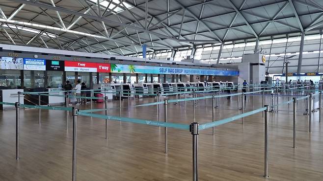 인천공항 제1여객터미널 3층에 혼자서도 짐을 부칠 수 있는 셀프백드럽 카운터가 텅 비어 있다. 박준철기자