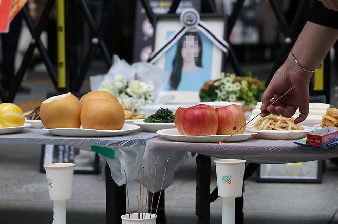 불법추심에 시달리다 스스로 목숨을 끊은 성매매 노동자 심모씨의 1주기 추모식이 18일 서울 성북구청 앞에서 열리고 있다. 김창길 기자