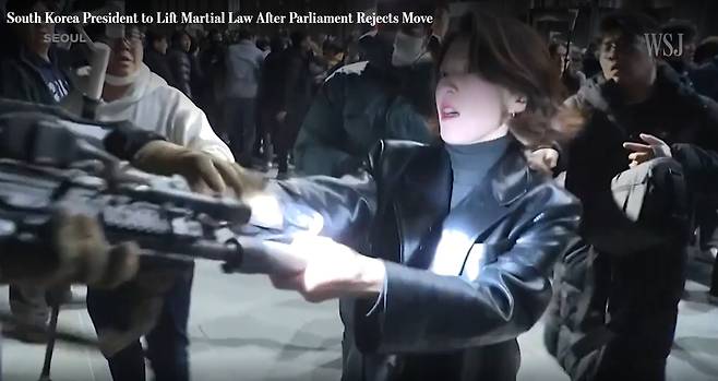 안귀령 더불어민주당 대변인이 자신을 겨눈 계엄군의 총부리를 잡고 항의하고 있다. 게티이미지