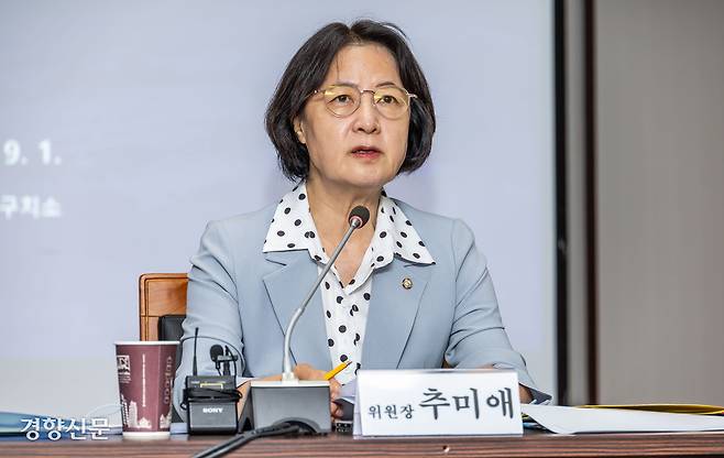 추미애 국회 법제사법위원장이 지난 1일 경기 의왕시 서울구치소에서 열린 윤석열 전 대통령의 수감 특혜 제공 여부 확인 등을 위한 현장 검증에 참석해 발언하고 있다. 국회사진기자단