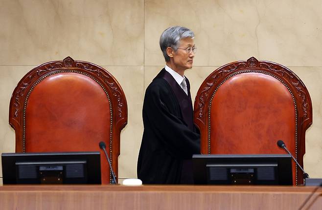 Supreme Court Chief Justice Jo Hee-de enters an en banc session at the Supreme Court in Seocho District, southern Seoul, on Sept. 18. [YONHAP]