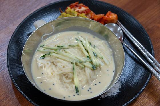 A bowl of cold soy milk noodles served at Golgul Temple on Aug. 21. [BAEK JONG-HYUN]