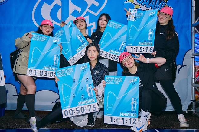 오비맥주 카스 라이트가 지난 10일 여의도한강공원에서 열린 ‘나이키 2025 애프터 다크 투어 서울 10K’에 파트너사로 참여했다. 오비맥주 제공