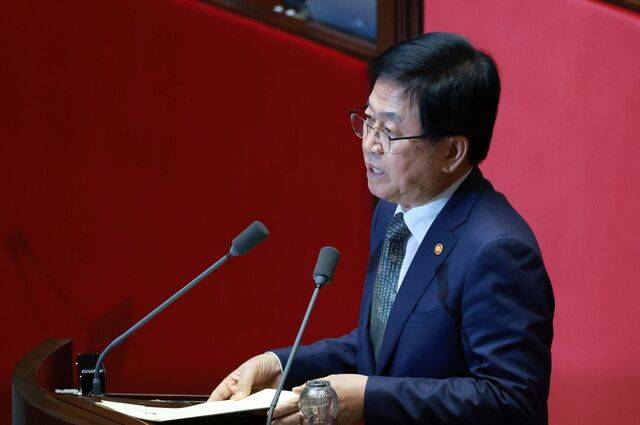 최교진 부총리 겸 교육부 장관이 18일 교육·사회·문화 분야 대정부질문이 열린 국회 본회의장에서 취임 인사를 하고 있다. 이병주 기자