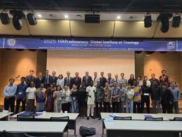 교수와 학생 그리고 교계 관계자들이 17일 인천 송도 연세대 국제캠퍼스 언더우드기념도서관 국제회의실에서 GIT 설립 10주년을 기념하며 단체 사진을 촬영하고 있다.