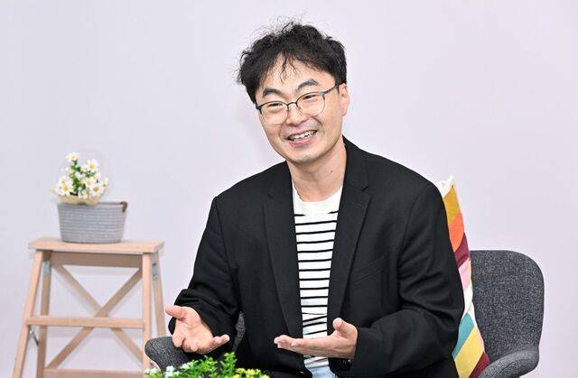 김진혁 횃불트리니티신학대학원대 교수가 지난 12일 서울 여의도 국민일보 스튜디오에서 신간 ‘신학의 슬픔과 기쁨’ 출간 소감을 밝히고 있다. 장진현 포토그래퍼