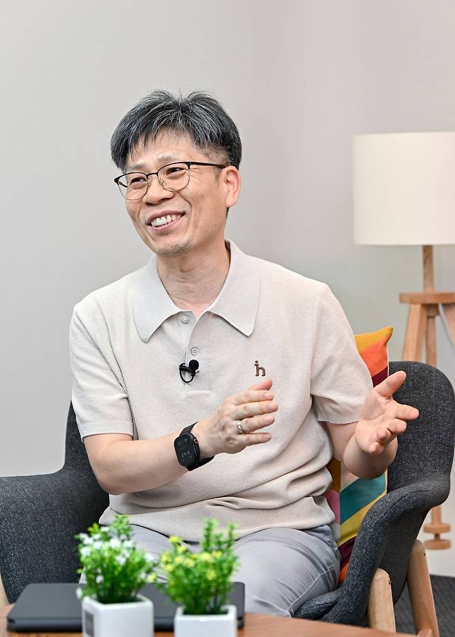 최진석 경남 참사랑연합의원장이 최근 서울 여의도 국민일보 스튜디오에서 인터뷰하며 미소짓고 있다. 장진현 포토그래퍼