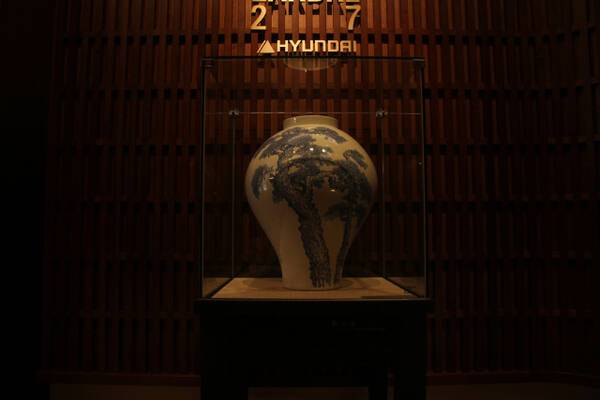 ▲미산 김선식 사기장의 청화백자 솔문 매병. 한양경제