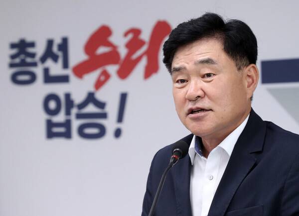 ▲ 2023년 8월 허인구 전 G1방송 사장이 강원 춘천시 국민의힘 강원도당에서 입당 기자회견을 열고 출마의 변을 밝히고 있다. ⓒ연합뉴스