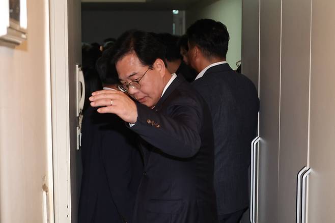 국민의힘 송언석 원내대표를 비롯한 의원들이 18일 서울 여의도의 국민의힘 당원명부 DB 관리업체에서 특검팀의 압수수색에 대응하고 있다. [사진 연합뉴스]