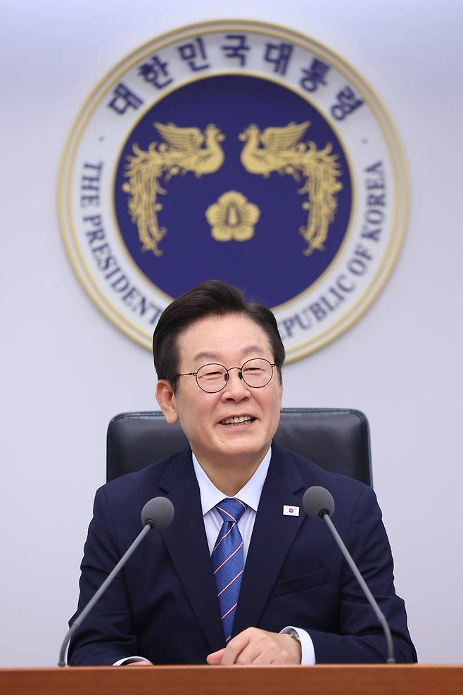 이재명 대통령이 18일 서울 용산 대통령실에서 열린 수석보좌관회의에서 발언하고 있다. [사진 출처 = 연합뉴스]