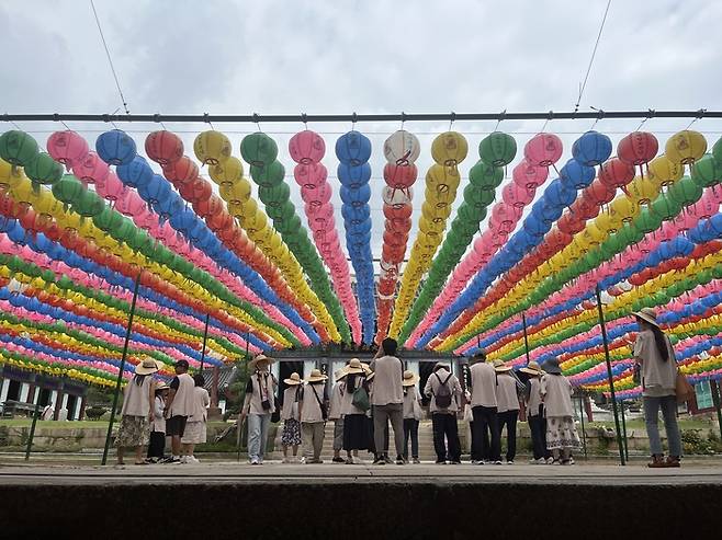 ‘이산 시티투어’ 중 용주사 명상 프로그램. 용주사는 사도세자 무덤인 융릉의 능침사찰이었다. <사진=경기관광공사 제공>