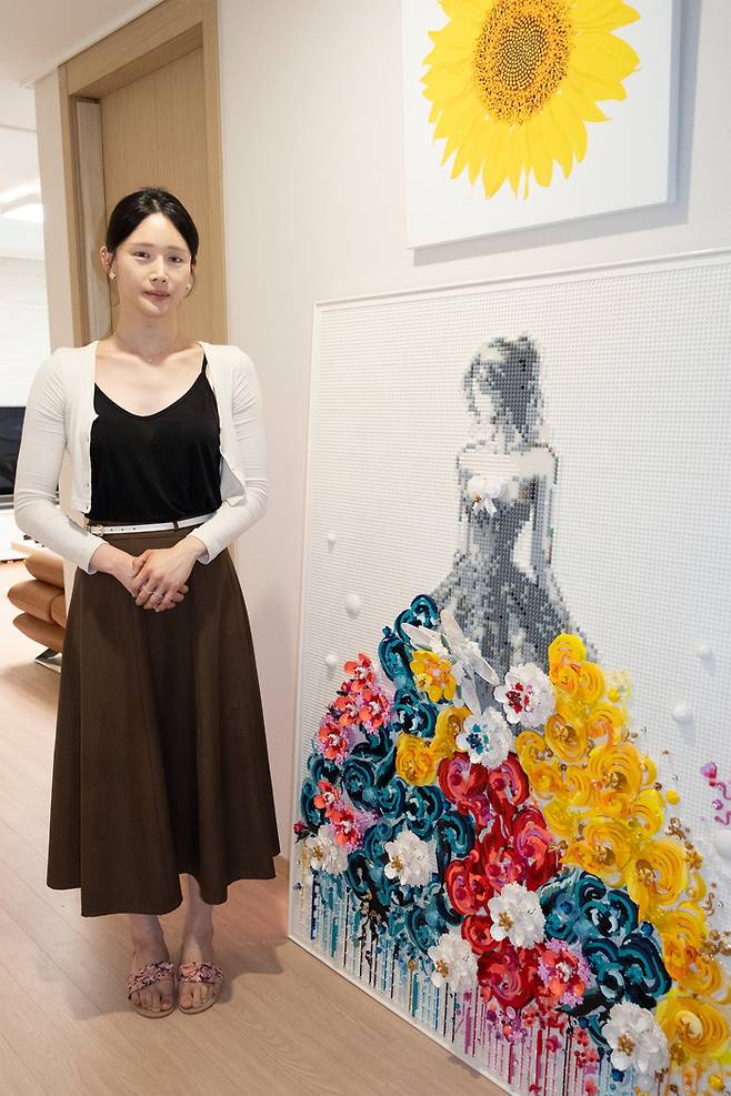 작품 ‘드레스: 감춰진 꽃 빛의 만개’ 앞에 선 선지우 레고그룹 디자이너 / 사진=조형주 여행+ PD