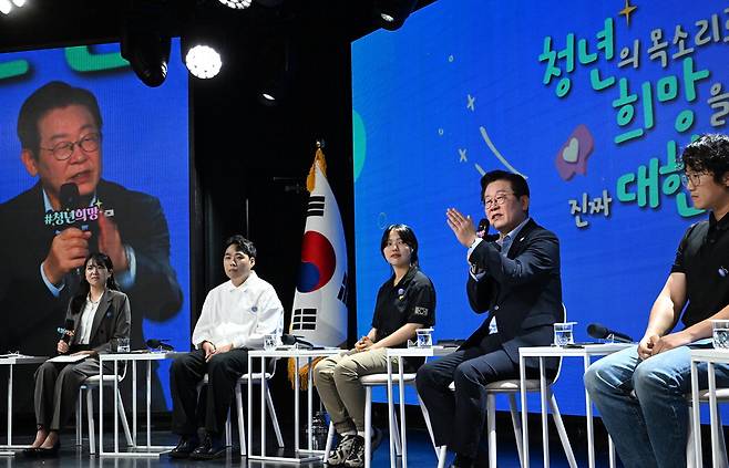 이재명 대통령이 19일 서울 마포구 구름아래소극장에서 열린 청년 소통·공감 토크콘서트에서 청년 질문에 답하고 있다. 이 대통령은 청년 고용 문제를 해결하기 위해 신규 채용 규모를 확대한 삼성 등 8개 대기업에 "국가적 난제 해결에 적극 동참해주신 점에 깊은 감사를 전한다"고 했으며, 별도로 감사서한을 전달할 예정이다.  김호영 기자