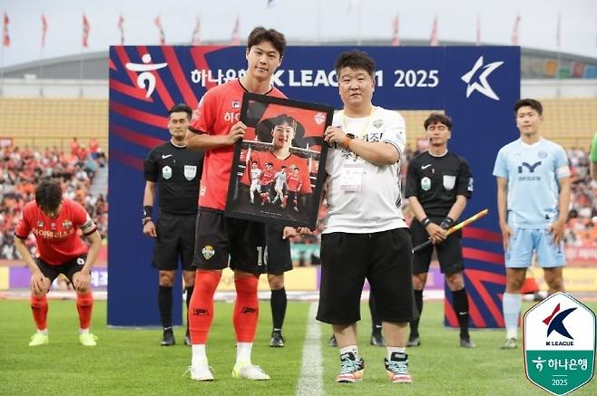 강원 FC 김건희(사진 왼쪽). 사진=한국프로축구연맹