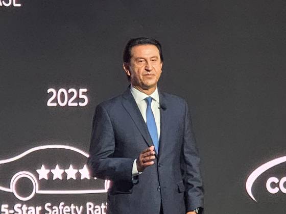 호세 무뇨스 현대차 사장이 18일(현지시간) 미국 뉴욕 맨해튼에서 글로벌 투자자와 애널리스트, 신용평가사 담당자 등을 상대로 진행한 'CEO(최고경영자) 인베스터 데이' 행사에서 중장기 전략과 재무 계획을 발표하고 있다. /사진=심재현 특파원