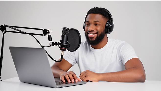 클링AI로 생성한 AI 아바타 캡쳐. 가끔 카메라를 바라보며 미소 짓는 AI 아바타가 팟캐스트를 진행하는 영상을 만들어낼 수 있다. /사진제공=클링AI