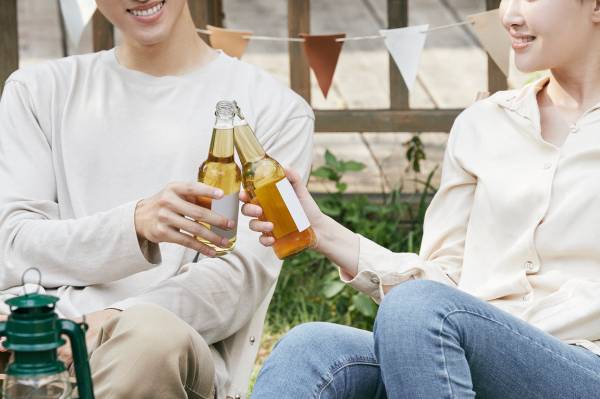 남편이 전 여자친구 가족들과 여행 다녀온 사실을 뒤늦게 알게 된 여성이 충격에 빠졌다. 사진은 기사의 이해를 돕기 위함. /사진=클립아트코리아