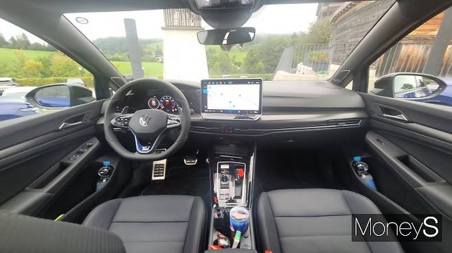 '골프R'의 1열은 넓은 공간감, 세련미가 돋보인다. /사진=김창성 기자