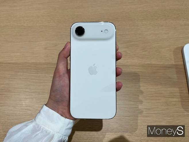 아이폰17 에어 뒷면 /사진=한채연 기자