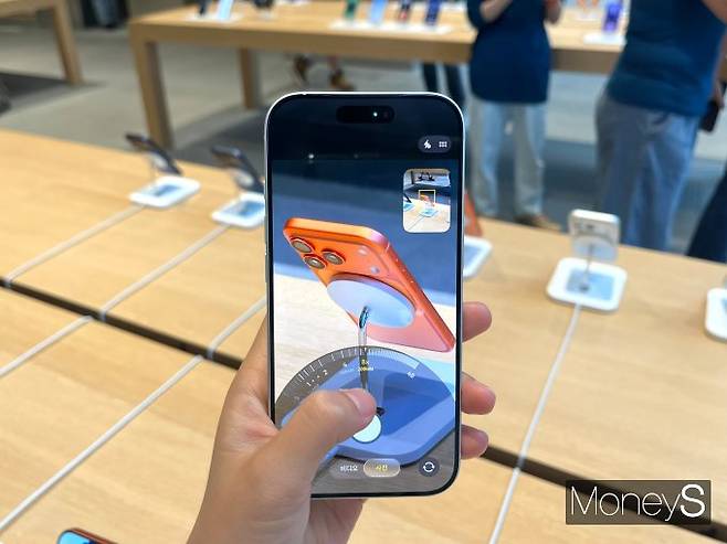 아이폰17 프로 카메라로 줌을 담겨 담아낸 선명한 아이폰17 프로의 뒷면 /사진=한채연 기자