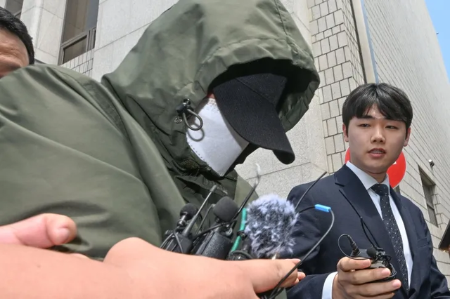 아내와 두 아들을 태운 차량을 바다로 돌진해 살해한 가장 지모 씨가 지난 4일 광주지법에서 열린 구속 전 피의자 신문을 마친 뒤 법원을 나오고 있다. 뉴시스